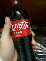 coca cola，coca cola 喝起来略有些甜，但它的含糖量到底高不高？